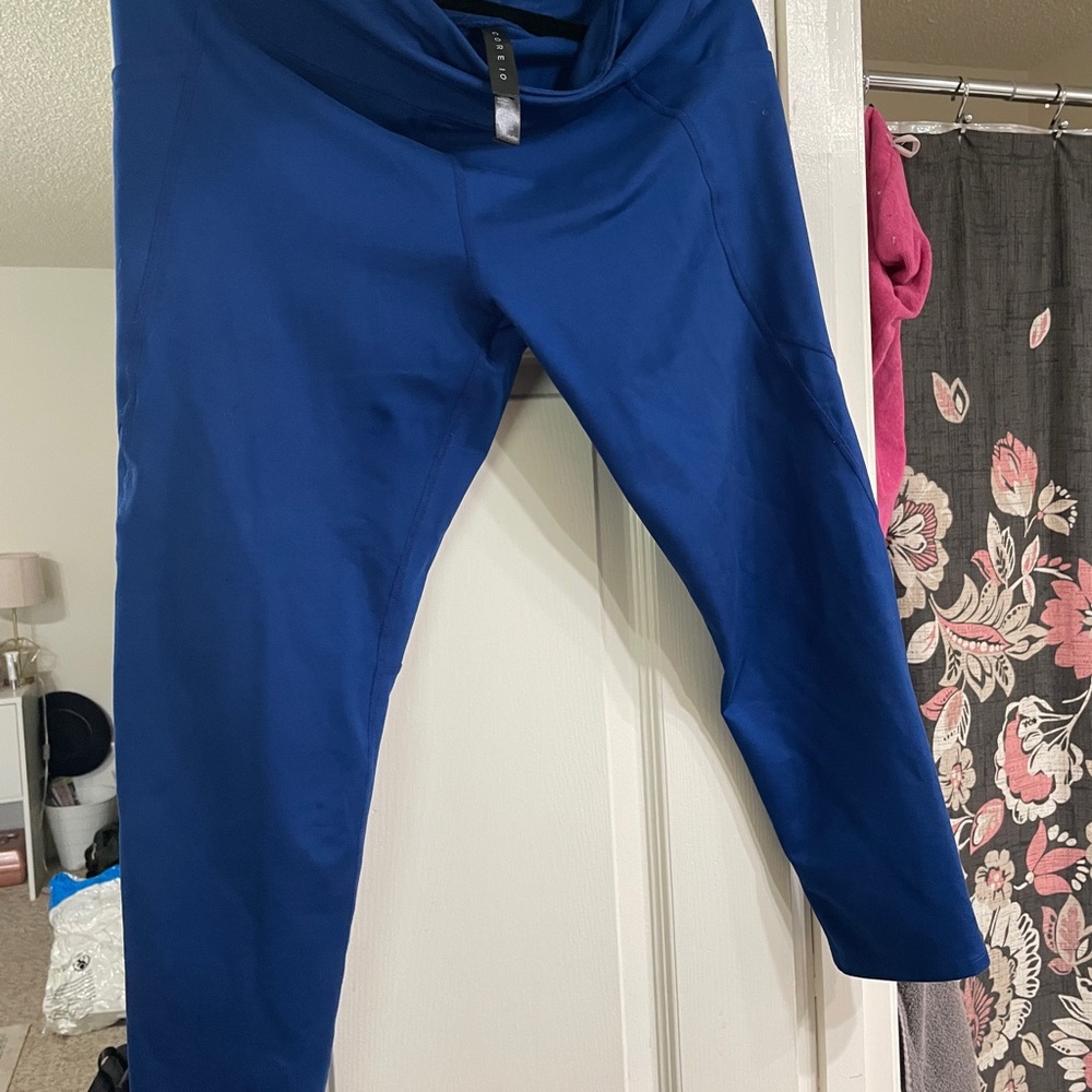 Women’s 7/8 length blue leggings.